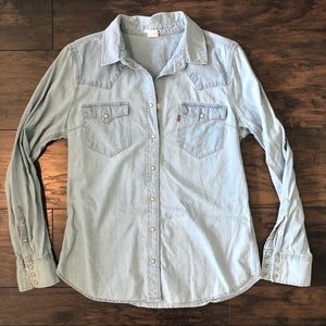 Levi’s Lightwash Chambray Button Front Shirt Large